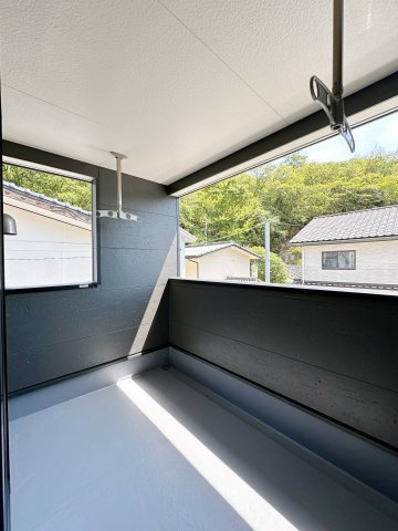 ●焼山政畝1丁目のバルコニー|広々としたルーフインナーバルコニー☆
しっかりと屋根があるため悪天候の洗濯物も安心です♪