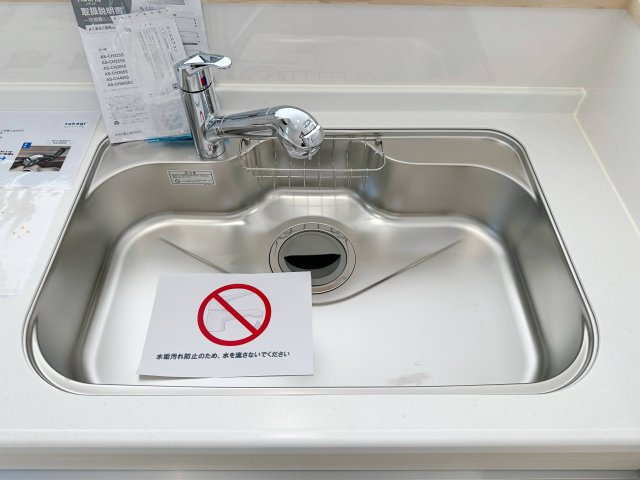 ●焼山政畝1丁目のキッチン|浄水機能付きステンレスシンク☆
ステンレスシンクは傷や汚れに強く、お手入れも簡単で使いやすいです♪
さらにワンタッチで浄水に切り替えができる為とても便利です！