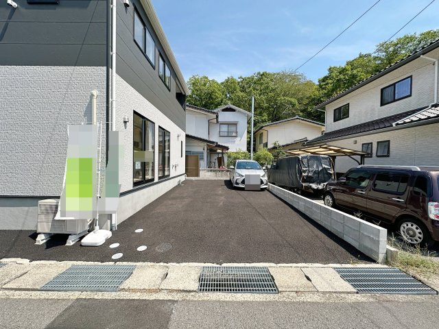 ●焼山政畝1丁目の駐車場|車は車種により4台駐車可能☆
広々とした駐車スペースは来客時なども安心なので気軽に家族や友人を招くことができます♪