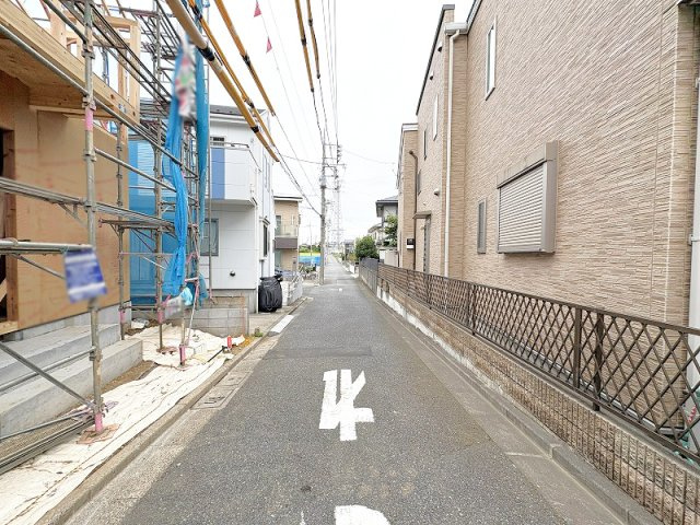 【前面道路含む現地写真】 | 練馬区大泉学園町5丁目　新築一戸建住宅　全2棟（保谷店） | 練馬区立すずしろ公園まで徒歩4分。外遊びも気軽に楽しめます。