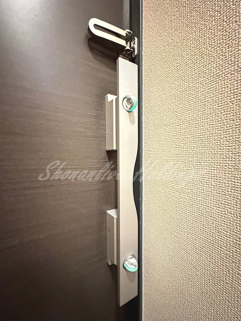 御用場マンションの玄関