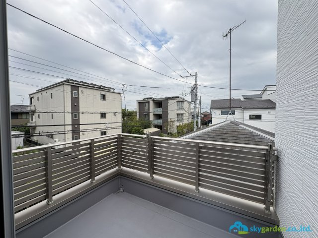 茅ヶ崎市十間坂２丁目　新築戸建　２号棟のバルコニー|外からの目が気にならないバルコニーで洗濯物が干せます