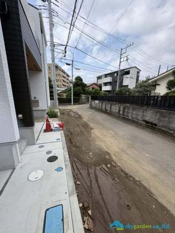 茅ヶ崎市十間坂２丁目　新築戸建　２号棟の前面道路含む現地写真