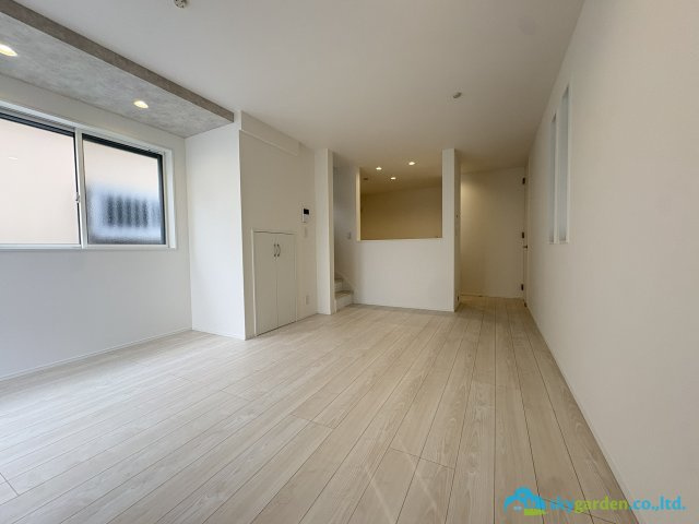 茅ヶ崎市十間坂２丁目　新築戸建　２号棟の居間・リビング|ゆったり過ごせるリビングです