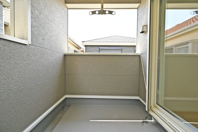 クレイドルガーデン鳥飼西3丁目新築一戸建て│3LDK＋駐車3台可のバルコニー|プライバシーに配慮されたバルコニーで、安心してくつろげる空間となっています。
