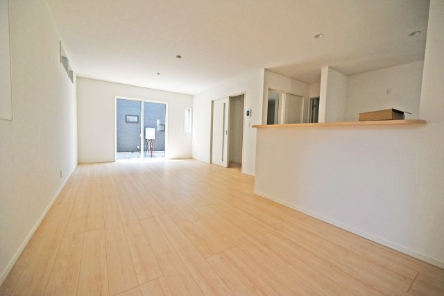 クレイドルガーデン鳥飼西3丁目新築一戸建て│3LDK＋駐車3台可の居間・リビング|フローリングで統一された室内で、掃除もしやすく快適にお使いいただけます。