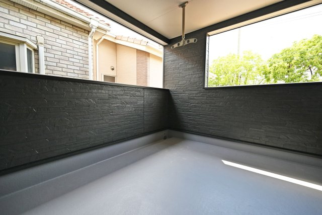 クレイドルガーデン鳥飼西3丁目新築一戸建て│3LDK＋駐車1台可のバルコニー|プライバシーに配慮されたバルコニーで、安心してくつろげる空間となっています。