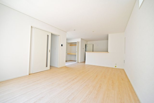 クレイドルガーデン鳥飼西3丁目新築一戸建て│3LDK＋駐車1台可の居間・リビング|LDK約18帖
ゆとりある広さを活かし、ご家族でのくつろぎ時間からご友人を招いてのホームパーティまで幅広くお使いいただけます。