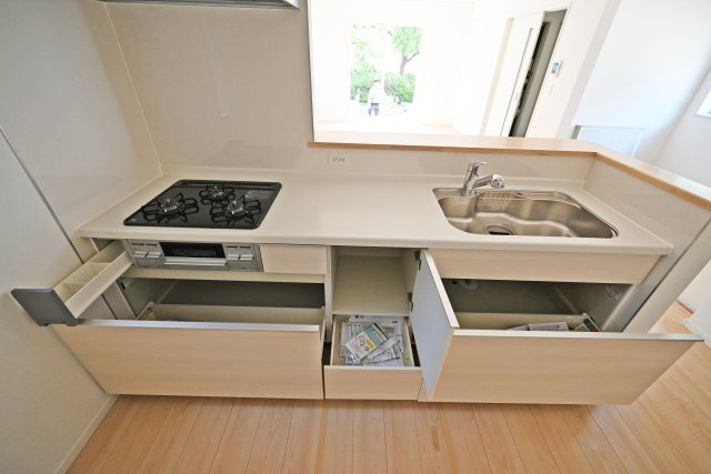クレイドルガーデン鳥飼西3丁目新築一戸建て│3LDK＋駐車1台可のキッチン|収納力のあるシステムキッチンで、散らかりがちなキッチンも整然と使えます。
