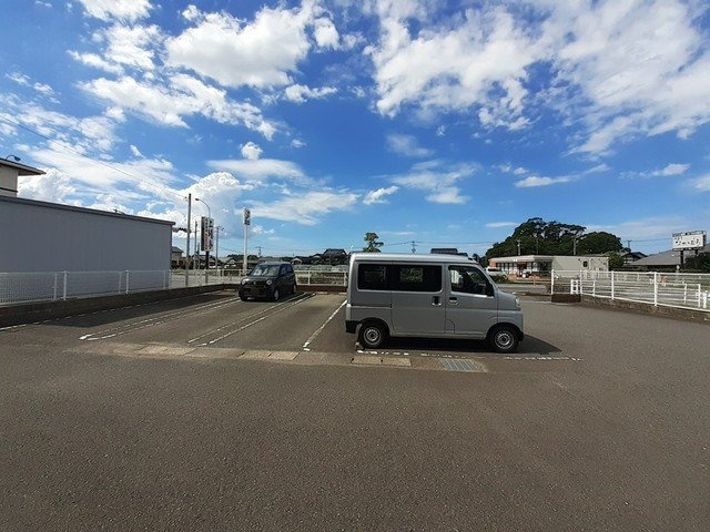 ジュネス１番館の駐車場|駐車場です