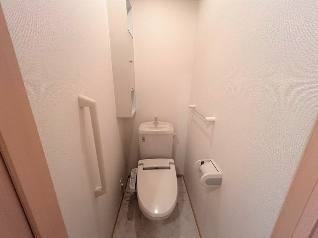 シャトーミロワールのトイレ|落ち着いた色調のトイレです