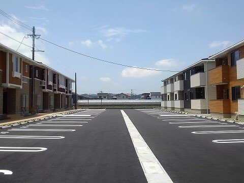 エレガント　ネオ　Ⅳの駐車場|カースペースがあります