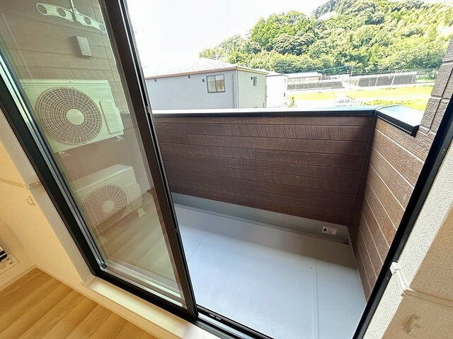 ディオピーノⅢのバルコニー|外からの目が気にならないバルコニーで洗濯物が干せます