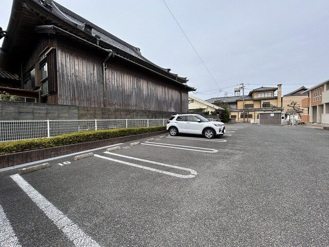 エスト　ウィステリアＡの駐車場|駐車スペースもあります