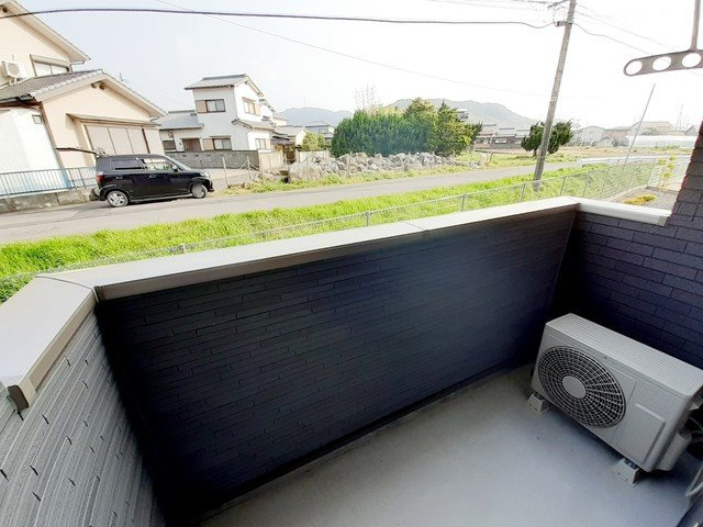 ピュア・ジュネス　Ｂのバルコニー|外からの目が気にならないバルコニーで洗濯物が干せます