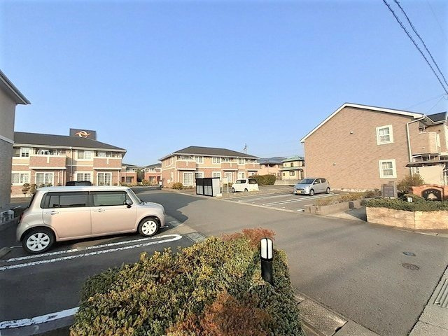 クレメントＡの駐車場|車をお持ちの方に嬉しい駐車場付きの物件です