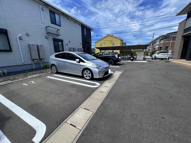アルページュ　Ｂの駐車場|車をお持ちの方に嬉しい駐車場付きの物件です