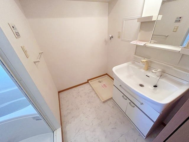 コモドポストの洗面所|明るい洗面所です