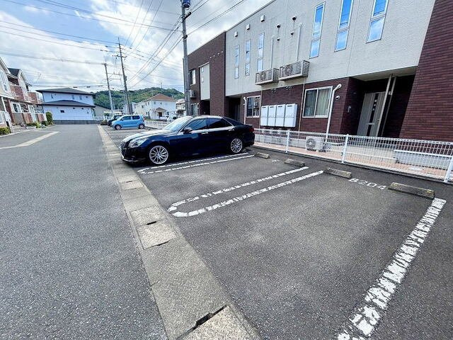 ポライトリーＮＯＺＯＭＩ　Ｂの駐車場|駐車場があります