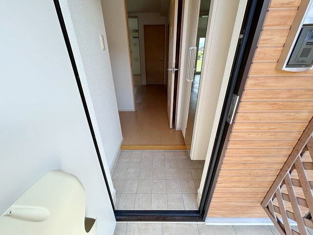 サンシャインヒルズＢの玄関|明るい玄関です