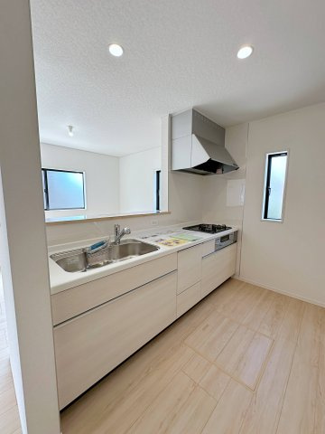 ●焼山東1丁目のキッチン|人造大理石天板使用のシステムキッチン☆
人造大理石天板は水垢が付きにくく汚れが落ちやすいのでお手入れも簡単です♪