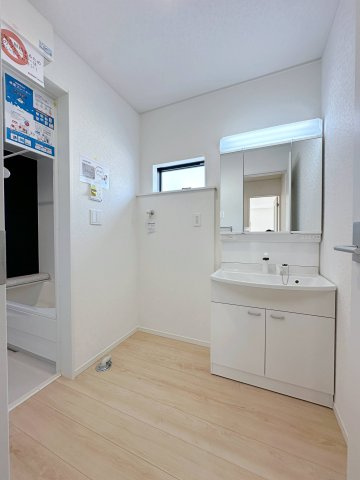●焼山東1丁目の独立洗面台|シャワー付き洗面化粧台☆
洗面台にシャワー機能が付いたもので、シャンプーなども行える多機能洗面台です。また、顔や手を洗うためだけではなく、シャワー付き洗面台を使えば手洗い洗濯などでも利用できます♪