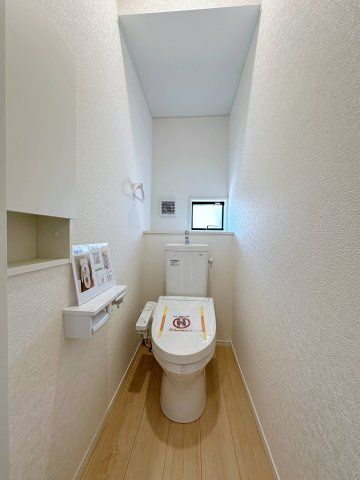 ●焼山東1丁目のトイレ|収納棚付き1階ウォシュレットトイレ☆
1階、2階にウォシュレットトイレがついています♪