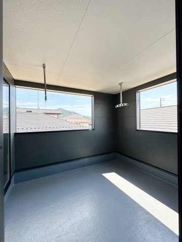 ●焼山東1丁目のバルコニー|広々としたルーフインナーバルコニー☆
しっかりと屋根があるため悪天候の洗濯物も安心です♪