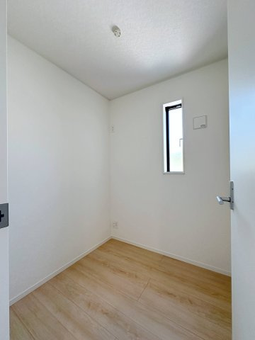 ●焼山東1丁目の収納|2階2帖の納戸☆
ファミリークローゼットや書斎として活用できます♪