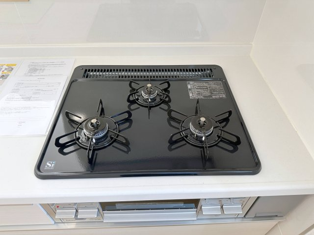 ●焼山東1丁目のキッチン|プロパンガス仕様の3口ガスコンロ☆
高火力のバーナーが使用可能、調理器具を選ばないのがガスコンロ。
停電時でも使用可能で安心です♪