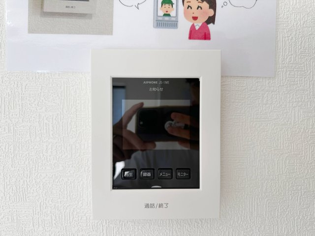 ●焼山東1丁目の防犯設備|ドアホン☆
来客があったとき、室内からカメラやマイクを使って相手や用件を確認できます。相手を事前に確認することができ、訪問販売対策や防犯面でも役に立つアイテムです♪