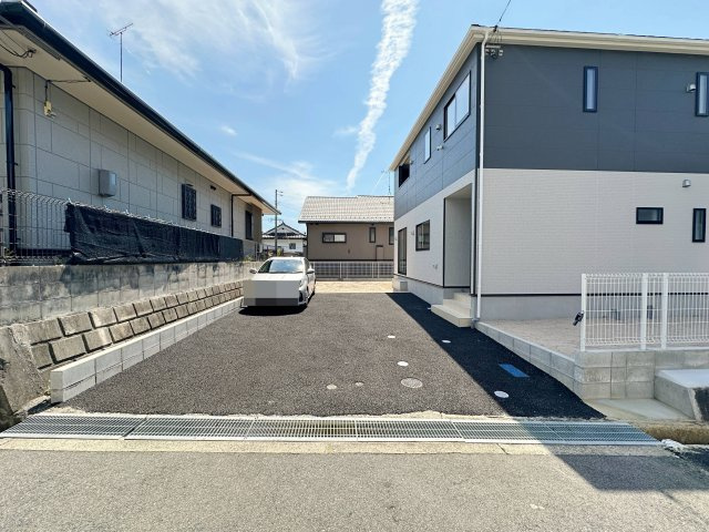 ●焼山東1丁目の駐車場|車は車種により4台以上駐車可能☆
広々とした駐車スペースは来客時なども安心なので気軽に家族や友人を招くことができます♪