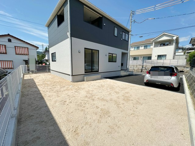●焼山東1丁目の庭|広々としたお庭スペース☆
お子様が安心して遊べるお庭です♪