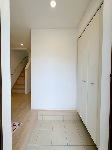 ●焼山東1丁目の玄関|玄関ホールは開放的でとても明るいです♪