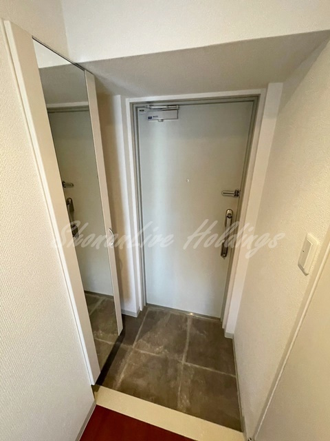 リシェス中屋の玄関|同物件反転タイプ