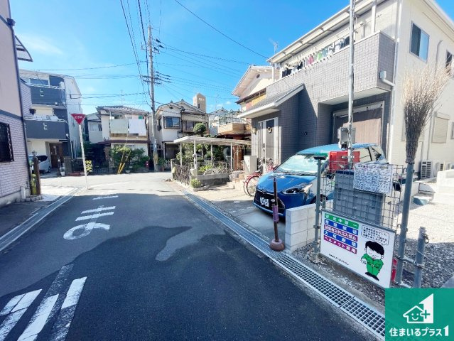 ■摂津市新在家　第2期　新築一戸建ての前面道路含む現地写真|周辺は落ち着いた街並みの住宅地！子育てがしやすい住環境です！まだ未完成ですが、現地でしかわからない事もございます。是非一度ご覧ください。