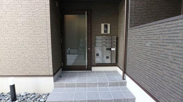 REGALEST Karumo Southのエントランス