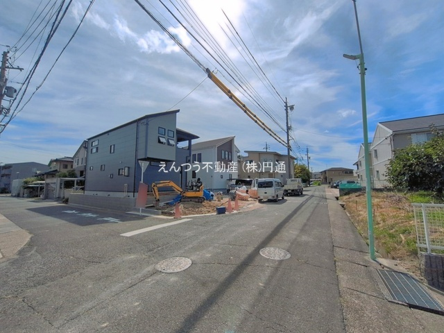 ブルーミングガーデン藤塚1丁目の前面道路含む現地写真