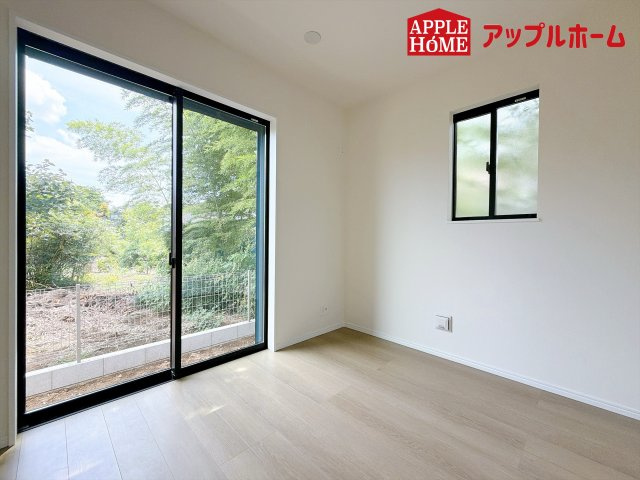 ハートフルタウン さいたま市北区奈良町42番の洋室|窓からの光の差し込みはお子様の生活を温かく包みます。