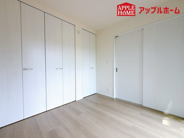 ハートフルタウン さいたま市北区奈良町42番の洋室|クローゼット付きの洋室は、収納スペースが豊富で部屋全体がすっきりと片付きやすいのが特徴です。衣類や荷物を整理しやすく、生活感を抑えた洗練された空間を保てます。