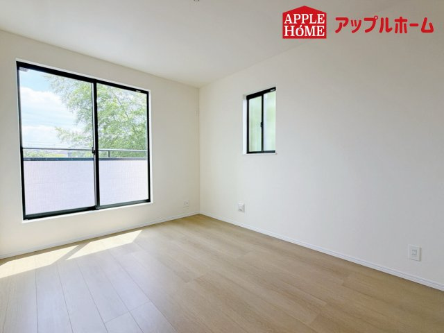 ハートフルタウン さいたま市北区奈良町42番の洋室|充分な広さの収納を備え、風通しも良く、大変居心地の良い採光良好な洋室は、快適空間。プライベートの時間もゆったりお寛ぎ頂けそうですね！