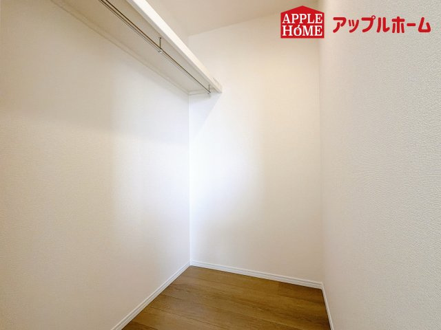 ハートフルタウン さいたま市北区奈良町42番の収納|お洋服を大切にされる方に大変喜ばれる、ウォークインクローゼット。お洋服以外にも掃除機やスーツケースなどを一箇所に集約できるのは魅力ですね！扉が一箇所ですので、お部屋の見た目にもスッキリ！