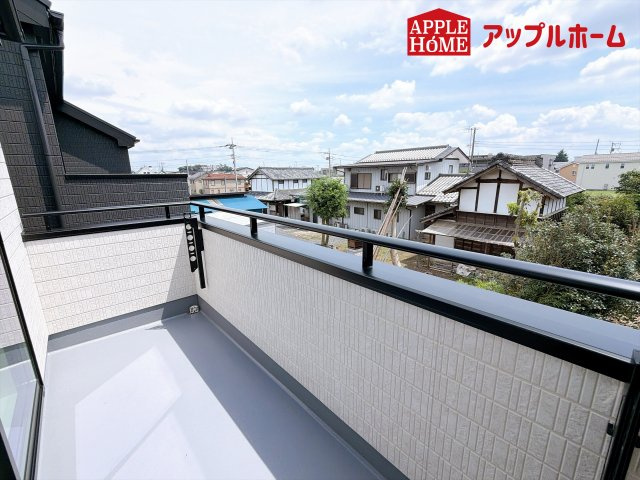 ハートフルタウン さいたま市北区奈良町42番のバルコニー|奥行を広めに取ったバルコニー♪家族分の洗濯物もしっかり干せます。日当たりも良く、毎日のお洗濯が楽しくなりそう♪