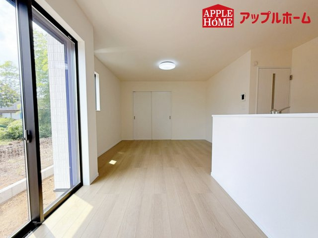 ハートフルタウン さいたま市北区奈良町42番の居間・リビング|大きな窓のあるリビングは、陽光あふれる明るい空間です。居心地良く、ご家族皆がゆったり寛げる憩いの空間となりそうです。