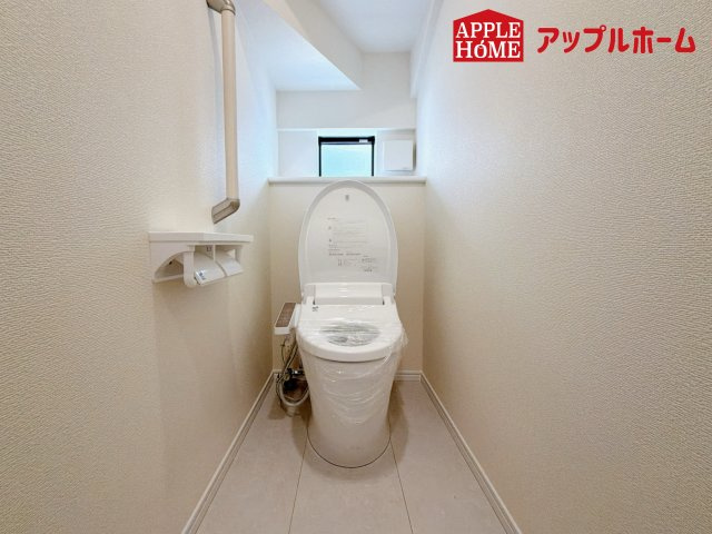 ハートフルタウン さいたま市北区奈良町42番のトイレ|温水洗浄器付き便座を標準装備してます♪窓付きで明るく、快適空間となっております。毎日使う場所だからこその配慮です。