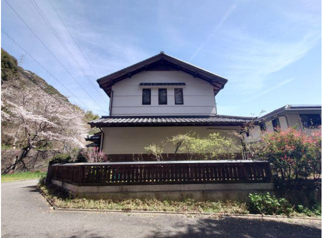 「7SLDKの和風邸宅」高知市春野町南ヶ丘　中古物件の外観|白壁と重厚な瓦屋根のコントラストが美しい純和風の造り