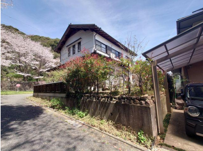 「7SLDKの和風邸宅」高知市春野町南ヶ丘　中古物件の外観|豊かな自然に囲まれる中、住宅自体の造りも木のぬくもりを感じられます