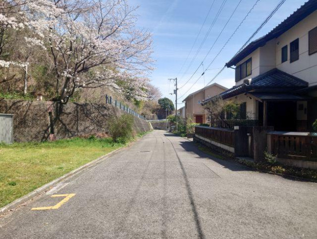 「7SLDKの和風邸宅」高知市春野町南ヶ丘　中古物件の前面道路含む現地写真|見通しのよい前面道路は出入りがしやすく、角地のため風通しも良好