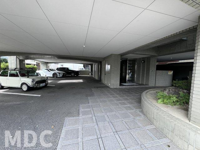 レジデンス伊月の駐車場