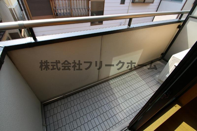 三鷹市下連雀４丁目のアパートのバルコニー